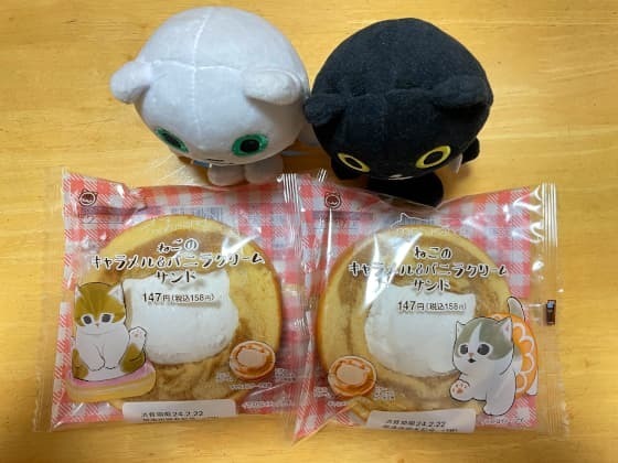 クリームサンドとマスコット.jpg