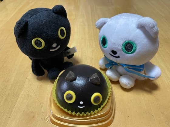 チョコケーキとマスコット.jpg