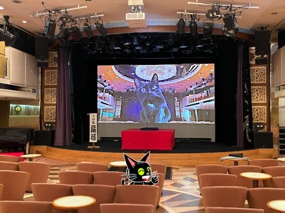 ホールに登場.jpg