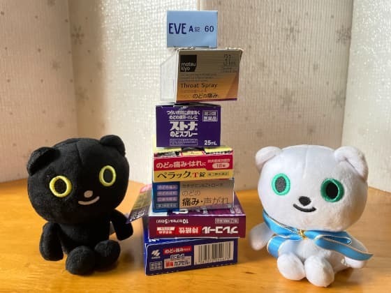 マスコットと薬の山.jpg