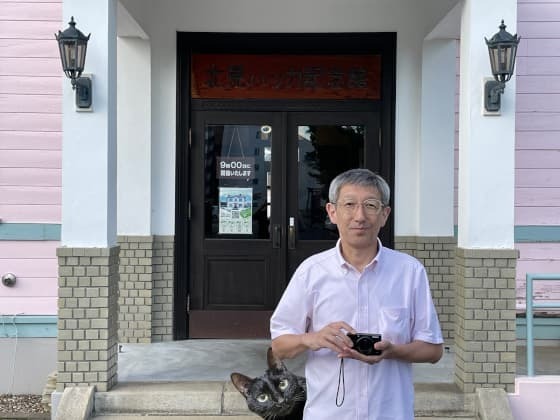記念撮影ハッカ記念館前.jpg