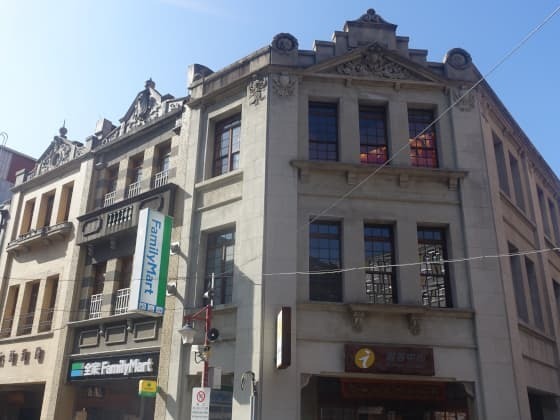 豪華な建物のファミマ.jpg